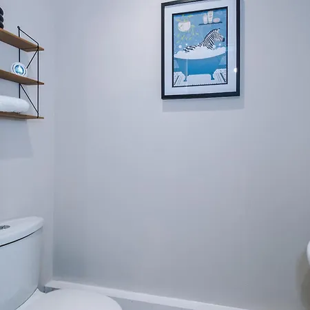 Modern 2 Bed By 53 Degrees With Parking & Garden *