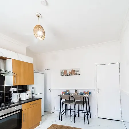 2 Bed House Sleeps 4 Ideal For Contractors Free Parking 10mn To Cc *