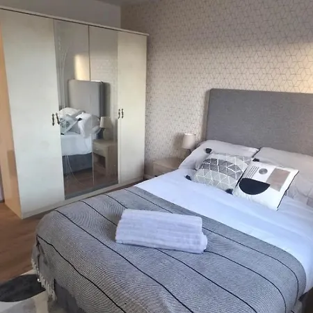 Casa Havilah - Contractor House Sleeps 4 Parking بيت للعطل مانشستر