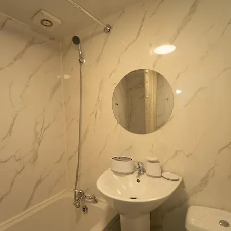 Bed & Breakfast 2 Bed House Sleeps 4 Ideal For Contractors Free Parking 10mn To Cc Manchester