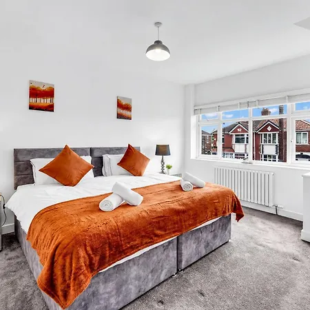 Modern 3 Bed With Large Driveway And Spacious Garden *