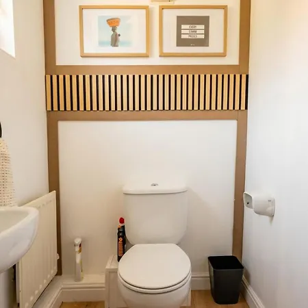 Stylish 3-bedroom For Groups With Parking, Greater Feriehus Manchester