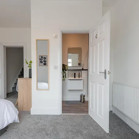 Stylish Comfort Retreat - Salford - Sleeps 8 *