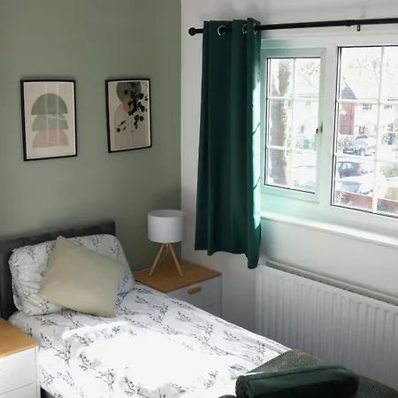 2bdr House 4 Beds & Sofa With 3 Tvs Netflix Ps4 Free Parking Near Mcr Ao Arena Manchester