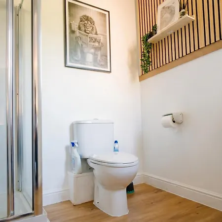 Stylish 3-bedroom For Groups With Parking, Greater * مانشستر