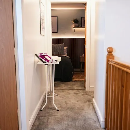 بيت للعطل Stylish 3-bedroom For Groups With Parking, Greater مانشستر