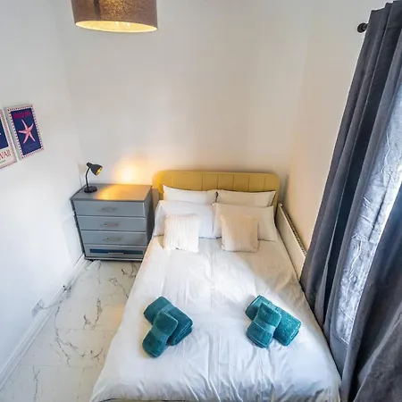 Stylish 2bdr 10m To Centre Free Parking