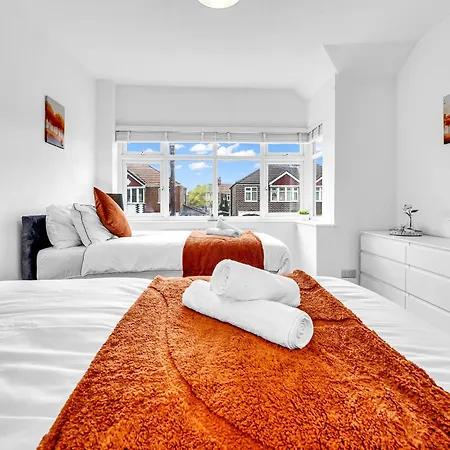 Modern 3 Bed With Large Driveway And Spacious Garden Prázdninový dům