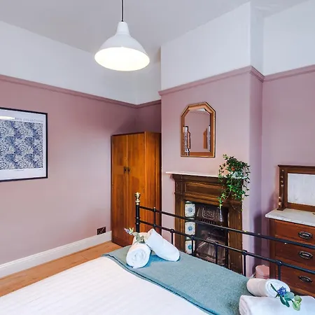 Stylish Retro Retreat By 53 Degrees In 4 Bed * Manchester