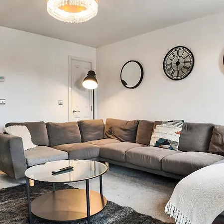Stylish In Vibrant Salford, بيت للعطل *