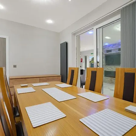 Stylish With Free Parking And Easy Access Μάντσεστερ