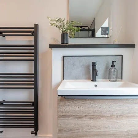 Stylish Comfort Retreat - Salford - Sleeps 8 * Manchester