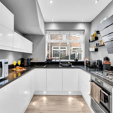 Modern 3 Bed With Large Driveway And Spacious Garden בית נופש *