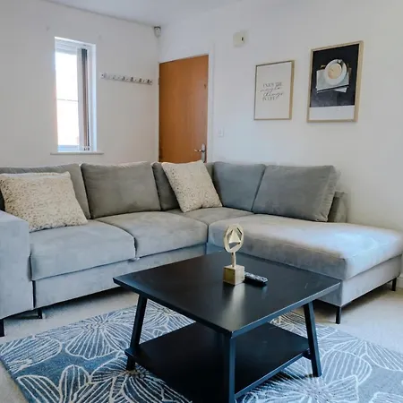 Stylish 3-bedroom For Groups With Parking, Greater Feriehus