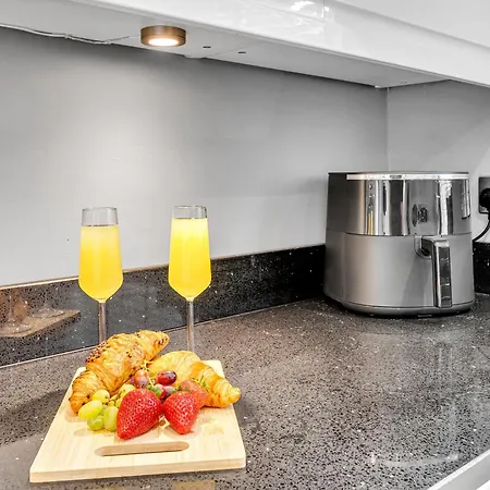 Modern 3 Bed With Large Driveway And Spacious Garden Manchester