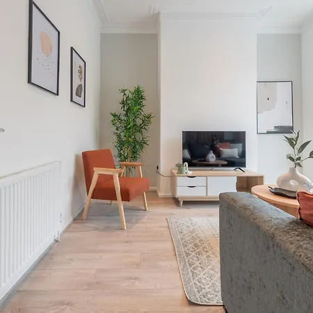 Stylish Comfort Retreat - Salford - Sleeps 8 *