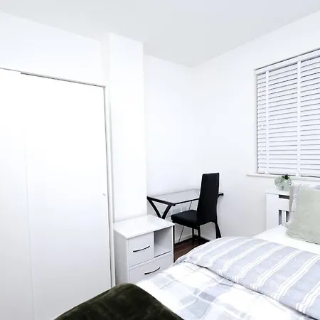 Cozy Place In Salford, Sleeps 8, 4 Bedroom, 5 Beds *