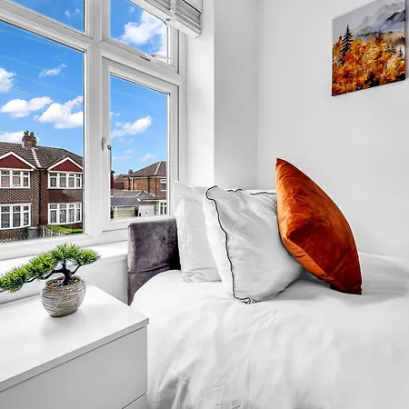 Modern 3 Bed With Large Driveway And Spacious Garden Manchester