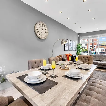 Modern 3 Bed With Large Driveway And Spacious Garden