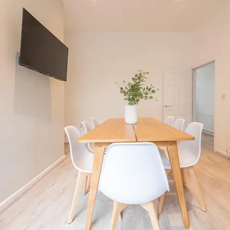Stylish Comfort Retreat - Salford - Sleeps 8 * Manchester