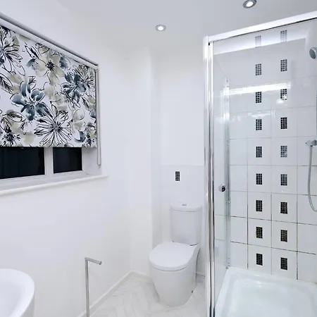 Cozy Place In Salford, Sleeps 8, 4 Bedroom, 5 Beds Dom wakacyjny *