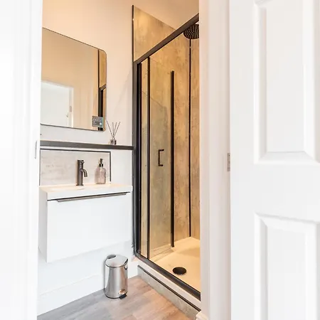 Stylish Comfort Retreat - Salford - Sleeps 8 * Manchester