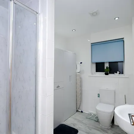 Cozy Place In Salford, Sleeps 8, 4 Bedroom, 5 Beds * Manchester