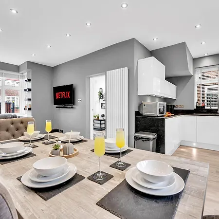 Modern 3 Bed With Large Driveway And Spacious Garden בית נופש מנצ'סטר