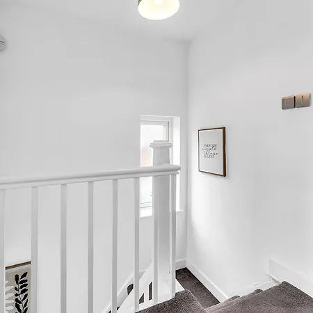 Modern 3 Bed With Large Driveway And Spacious Garden