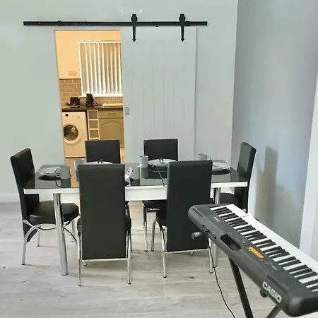 3 Bedroom In * Manchester