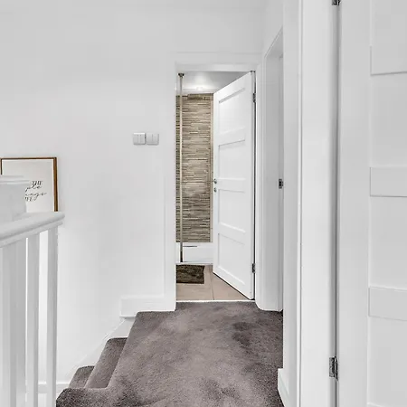בית נופש Modern 3 Bed With Large Driveway And Spacious Garden *