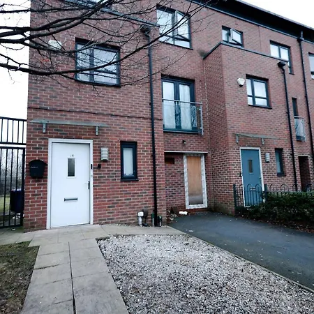 Dom wakacyjny Cozy Place In Salford, Sleeps 8, 4 Bedroom, 5 Beds