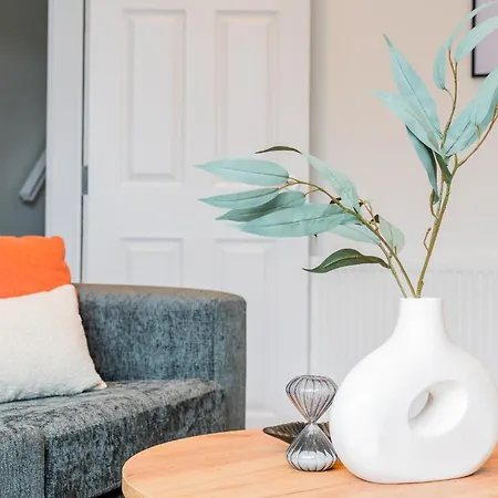 Stylish Comfort Retreat - Salford - Sleeps 8 * Manchester