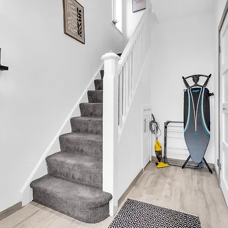 Modern 3 Bed With Large Driveway And Spacious Garden בית נופש מנצ'סטר