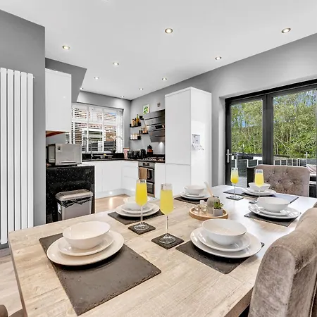 Prázdninový dům Modern 3 Bed With Large Driveway And Spacious Garden Manchester
