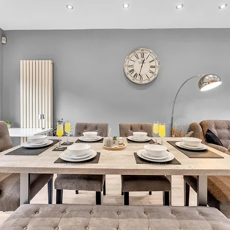 Modern 3 Bed With Large Driveway And Spacious Garden