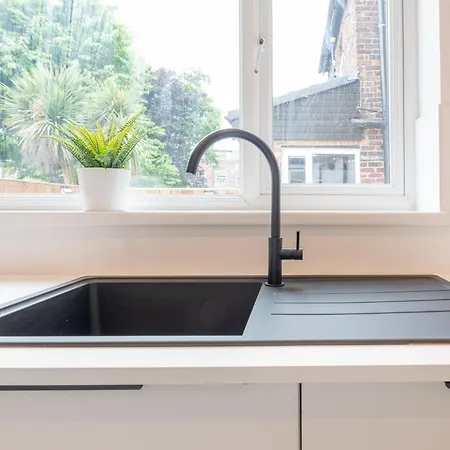 Stylish Comfort Retreat - Salford - Sleeps 8 * Manchester