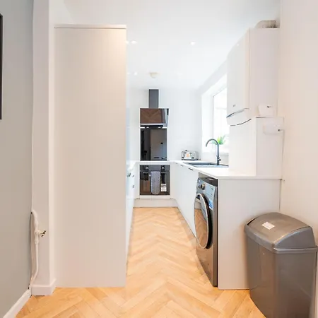 Stylish Comfort Retreat - Salford - Sleeps 8