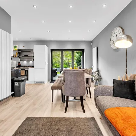 Modern 3 Bed With Large Driveway And Spacious Garden * מנצ'סטר