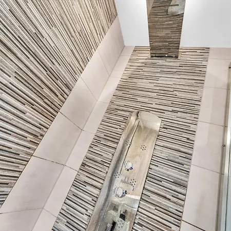 Modern 3 Bed With Large Driveway And Spacious Garden מנצ'סטר