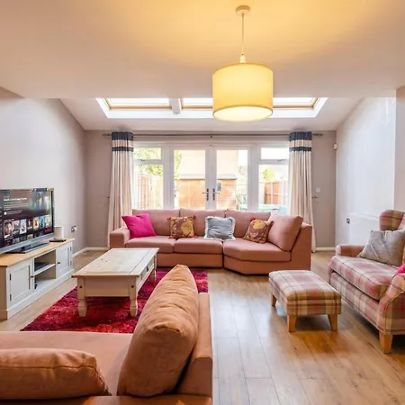 3-bed Salford Home, Free Parking & Wi-fi * مانشستر