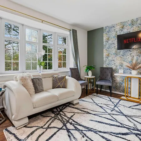 Modern 4 Bedroom House For 9 Guests With Free Parking By The Cosy Corner Nationwide Apartment *