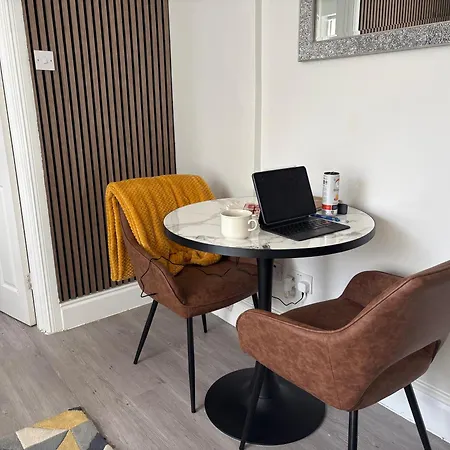 Cosy & Exclusive 1bd Crumpsall Flat, Sleeps 4 *