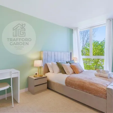 Trafford Garden Retreat With Free Car Park مانشستر