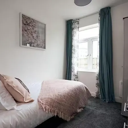 Near Old Trafford - Parking - Wifi - Sleeps 5 مانشستر