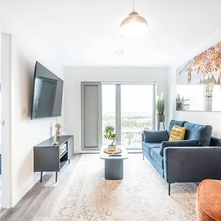 Stylish Two Bedroom Two Bathroom مانشستر