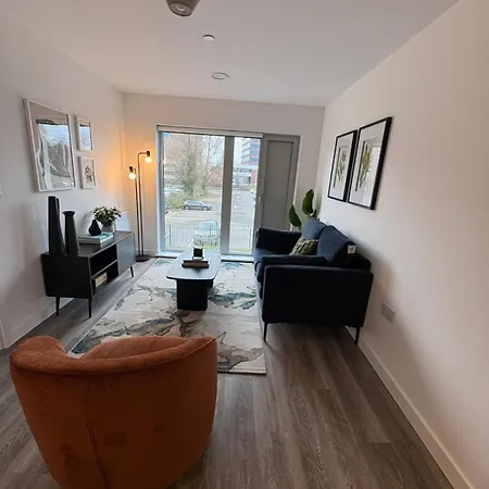 Stylish 2 Bedroom Modern To Eccles مانشستر