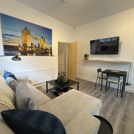 Sleeps 4, Free Parking, Close To Old Trafford Manchester