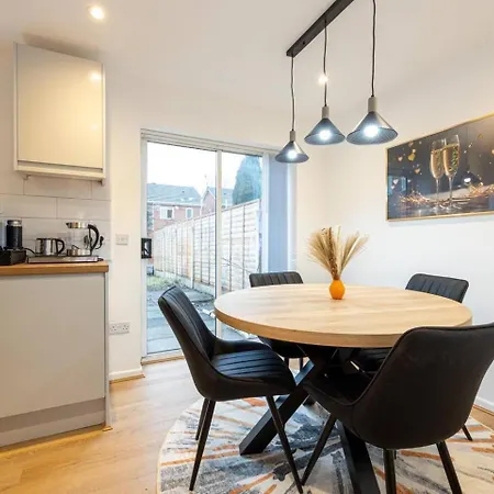 Spacious 3br With Driveway | Manchester