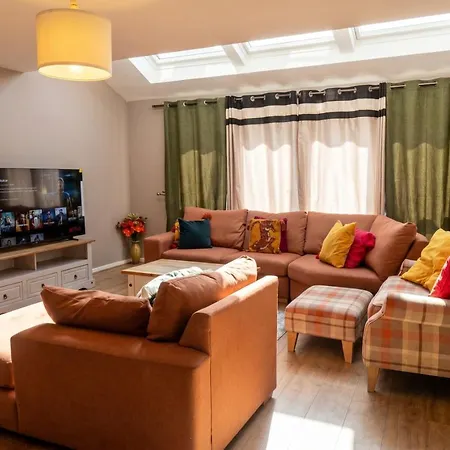 3-bed Salford Home, Free Parking & Wi-fi شقة *